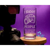 Ich Schieße Menschen Und Manchmal Hacke Ich Ihre Köpfe Ab - Fotograf Geschenk Graviertes Hi-Ball-Glas von BalloonYourRoom