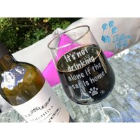 It's Not Drinking Alone If The Cat Is Home - Graviertes Weinglas von BalloonYourRoom