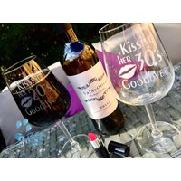 Kissing Her 20S Goodbye - 30S Graviertes Weinglas von BalloonYourRoom