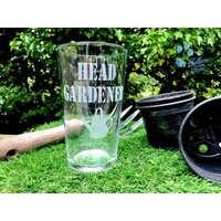 Kopf Gärtner - Vatertag Graviertes Pint Glas von BalloonYourRoom