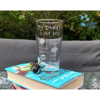 Mein Daddy Ist Der Beste Spinnenfänger, Monsterverschrecker Und Geschichtenerzähler Aller Zeiten - Vatertag Graviertes Pint-Glas von BalloonYourRoom