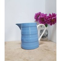 Vintage Villeroy Und Boch 1930Er Jahre Milchkännchen Karaffe Blau Glasiert Mid Century Küchengeschirr. Wasserkrug Geschirr von BalthazarBoutique
