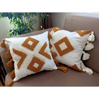 Boho Punch Needle Kissenbezug Set - Senf Tufted Kissenbezüge Mit Quasten von BaluxHome