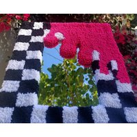 Karierter Tufted Rug Spiegel, Punch Needle Melting Art Funky Maximalist Nordic Swirly Tropfender Spiegel von BaluxHome