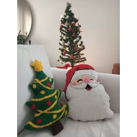 Tufted Weihnachtskissen, Punch Needle Weihnachtsbaumförmiges Kissen, Weihnachtsmannförmiges Xmas Tree Santa Formkissen von BaluxHome