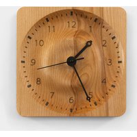 Drop - Wanduhr Aus Holz. Aufwendig in Form Eines Gefallenen Wassertropfens Einem Einzelnen Buchenstück Geschnitzt Drop - Wanduhr Aus Holz. Aufwendig in Form Eines Gefallenen Wassertropfens Einem Einzelnen Buchenstück Geschnitzt von Bambetel