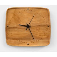 Rysu - Wanduhr Aus Holz. Geschnitzt Einem Einzelnen Buchenstück in Form Eines Gebirges von Bambetel