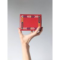 1970Er Jahre Rote Box Mit Leder Blumenakzenten Weiß, Blau, Grün Und Gelb Blumen Kleiner Schmuckhalter Oder Reiseetui von BambooBimboVintage
