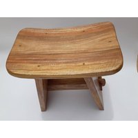 Holzhocker, Antiker Hocker, Alter Vintage Blumenhocker, Rustikaler Couchtisch von BambooPlusWood