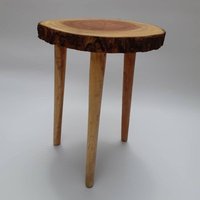 Rustikaler Beistelltisch, Beistelltisch Baumrinde, Boho Holz Beistelltisch, Rustikaler Baumscheibentisch von BambooPlusWood