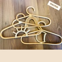 Kid, Baby Rattan Kleiderbügel. Sonne, Mond, Regenbogen Kleiderbügel Für Ihren Kinderschrank Kid, Baby Rattan Kleiderbügel. Sonne, Mond, Regenbogen Kleiderbügel Für Ihren Kinderschrank von Bamboog