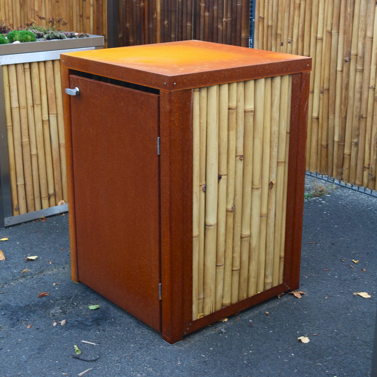 BambusBASIS Mülltonnenbox Dach/Pflanzbeet + Tür(en) mit Bambusmotiv, 1x 120l Tonne, Corten, Bambus dunkel von BambusBASIS