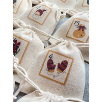 Adventskalender Und/Oder Aufbewahrungsbeutel 24 Zeitlose, Traditionelle Und Zauberhafte Countdown-Beutel Für Weihnachten Im Dezember Adventskalender Und/Oder Aufbewahrungsbeutel 24 Zeitlose, Traditionelle Und Zauberhafte Countdown-Beutel Für Weihnachten Im Dezember von Banasah