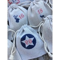 Adventskalender Und/Oder Aufbewahrungsbeutel 24 Zeitlose, Traditionelle Und Zauberhafte Countdown-Beutel Für Weihnachten Im Dezember Adventskalender Und/Oder Aufbewahrungsbeutel 24 Zeitlose, Traditionelle Und Zauberhafte Countdown-Beutel Für Weihnachten Im Dezember von Banasah