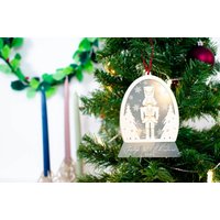 Babys Erste Weihnachten Nussknacker Holz Schneekugel Ornament, Baby Weihnachten, Neues Baby, Personalisierte Weihnachtskugel von BandTStudio