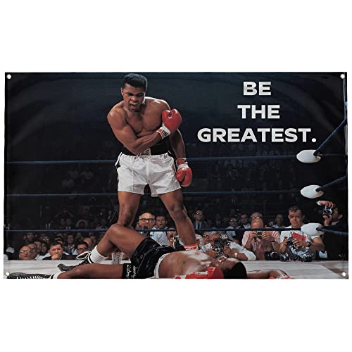 Banger – Be The Greatest – Muhammad Ali Boxing Motivational Inspirational Office Gym Dorm Wall Decor Design auf einer 90 x 150 cm Flagge mit 4 Ösen zum einfachen Aufhängen. Authentische Banger-Flagge. Banger – Be The Greatest – Muhammad Ali Boxing Motivational Inspirational Office Gym Dorm Wall Decor Design auf einer 90 x 150 cm Flagge mit 4 Ösen zum einfachen Aufhängen. Authentische Banger-Flagge. von Banger Flags