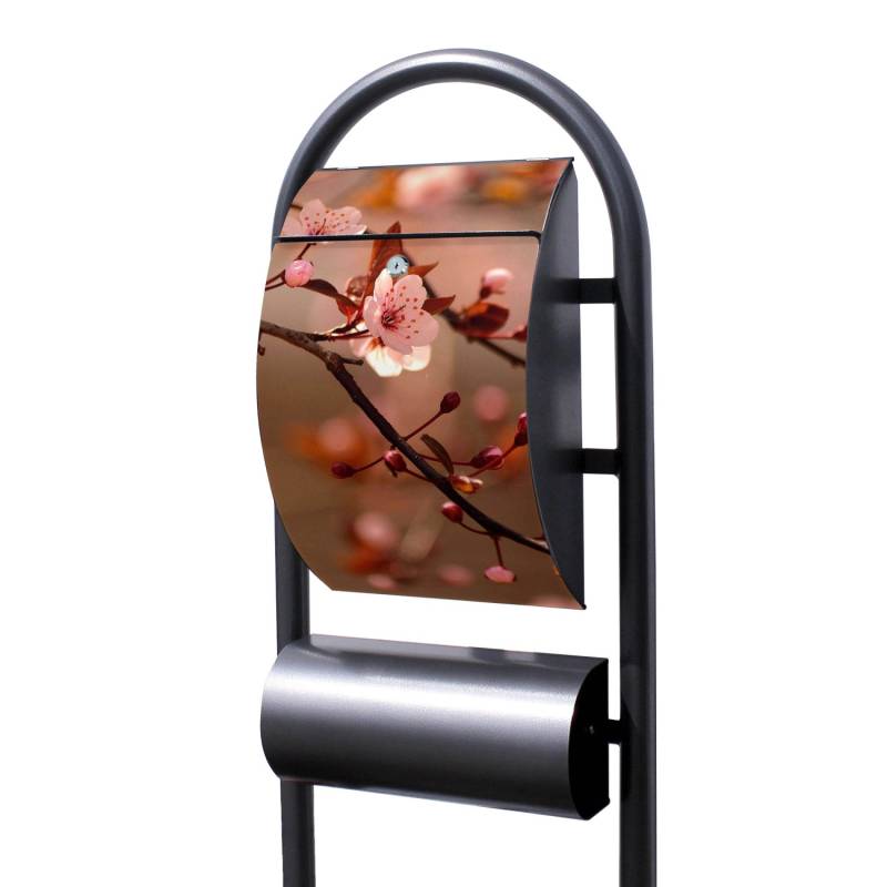 Banjado Standbriefkasten Hammerschlag Optik Größe 150x47x22cm Postkasten Freistehend Mit Zeitungsfach Motiv Blühender Kirschzweig von Banjado
