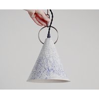 Handgetöpferte Keramik Pendelleuchte Weiß & Blau Rustikale Bauernhaus Lampe von BaradaxCeramics