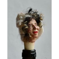 Chou Chou Fährt Regelmäßig Zur Modemesse Nach Paris. Flaschenverschluß von BarbaraGoertzKunst