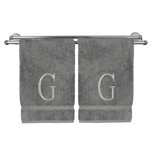 Monogrammiertes Handtuch, personalisiertes Anfangsgeschenk, extra saugfähig, 100 % türkische Baumwolle, weiches Frottee-Finish, 2er-Set, Silberblock-Initiale G, bestickt auf grauen Handtüchern von Bare Cotton