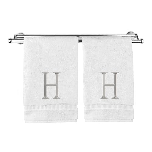 Monogrammiertes Handtuch, personalisiertes Anfangsgeschenk, extra saugfähig, 100 % türkische Baumwolle, weiches Frottee-Finish, 2er-Set, Silberblock-Initiale H, bestickt auf weißen Handtüchern von Bare Cotton