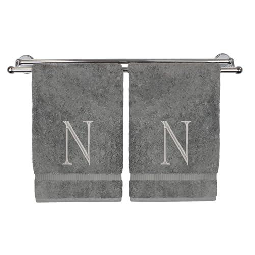 Monogrammiertes Handtuch, personalisiertes Anfangsgeschenk, extra saugfähig, 100 % türkische Baumwolle, weiches Frottee-Finish, 2er-Set, Silberblock-Initiale N, bestickt auf grauen Handtüchern von Bare Cotton