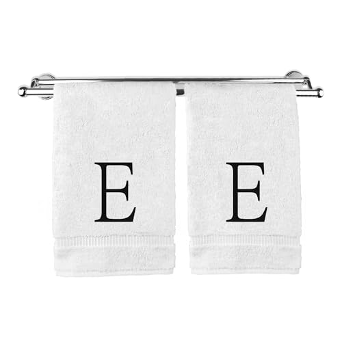 Monogrammiertes Handtuch, personalisiertes Anfangsgeschenk, extra saugfähig, 100 % türkische Baumwolle, weiches Frottee-Finish, 2er-Set, schwarzer Block-Initiale E, bestickt auf weißen Handtüchern von Bare Cotton