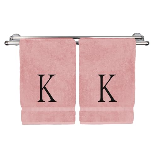 Monogrammiertes Handtuch, personalisiertes Anfangsgeschenk, extra saugfähig, 100 % türkische Baumwolle, weiches Frottee-Finish, 2er-Set, schwarzer Block-Initiale K, bestickt auf rosa Handtüchern von Bare Cotton