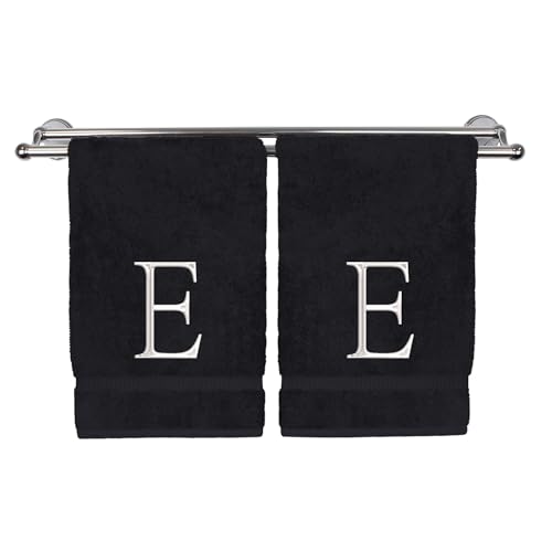 Monogrammiertes Handtuch, personalisiertes Anfangsgeschenk, extra saugfähig, 100 % türkische Baumwolle, weiches Frottee-Finish, 2er-Set, weißer Block-Initiale E, bestickt auf schwarzen Handtüchern von Bare Cotton