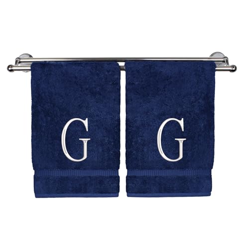 Monogrammiertes Handtuch, personalisiertes Anfangsgeschenk, extra saugfähig, 100 % türkische Baumwolle, weiches Frottee-Finish, 2er-Set, weißer Block-Initiale G, bestickt auf marineblauen Handtüchern von Bare Cotton