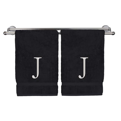 Monogrammiertes Handtuch, personalisiertes Anfangsgeschenk, extra saugfähig, 100 % türkische Baumwolle, weiches Frottee-Finish, 2er-Set, weißer Block-Initiale J, bestickt auf schwarzen Handtüchern von Bare Cotton