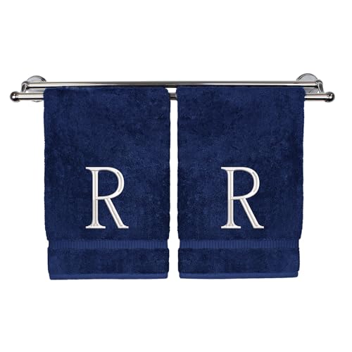 Monogrammiertes Handtuch, personalisiertes Anfangsgeschenk, extra saugfähig, 100 % türkische Baumwolle, weiches Frottee-Finish, 2er-Set, weißer Block-Initiale R, bestickt auf marineblauen Handtüchern von Bare Cotton