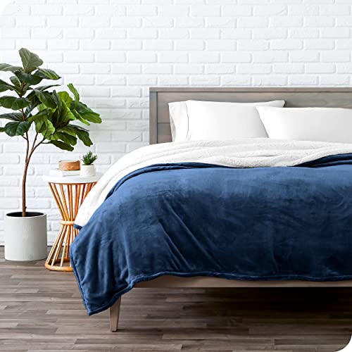Bare Home Sherpa Kuscheldecke 230 x 270cm in Dunkelblau - Flauschige & Weiche Sofa ‑ und Bettdecke - Warm, Leicht & Wendbar - Oeko‑TEX Zertifiziert von Bare Home
