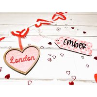 Holz-Valentinstag-Geschenkanhänger, Valentinstag-Korb-Tag, Personalisierter Valentinsgruß, Benutzerdefinierter Laser-Cut-Tag, Holz-Namensanhänger von BarkandBarnDesign