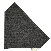 Graues Hundehalstuch Mit Fischgrätmuster von BarkleyandFetch