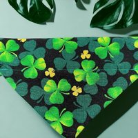 4 Kleeblatt Luck St. Paddy's Day Over The Collar Hundehalstuch von BarknBlossoms