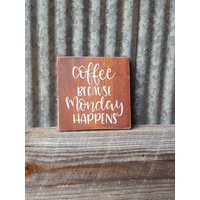 "Coffee Deshalb Montag Happens Wiederverwendetes Holz Schild Rustikales Küchen Dekor von BarnWebCreations