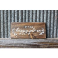 "Dies Ist Unser Glücklicher Ort - Rustikales, Wiederverwertetes Holzschild "Farmhouse Decor"." "Dies Ist Unser Glücklicher Ort - Rustikales, Wiederverwertetes Holzschild "Farmhouse Decor"." von BarnWebCreations