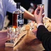 Schnapsglas Flight Tray Aus Reclaimed Whisky Bourbon Barrel Staves - Mit 5 Schnapsgläsern Schnapsglas Flight Tray Aus Reclaimed Whisky Bourbon Barrel Staves - Mit 5 Schnapsgläsern von BarnWorksDesigns