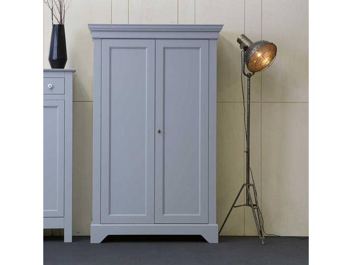 Kleiderschrank in Grau Kiefer massiv abschließbar Kleiderschrank in Grau Kiefer massiv abschließbar von Basilicana