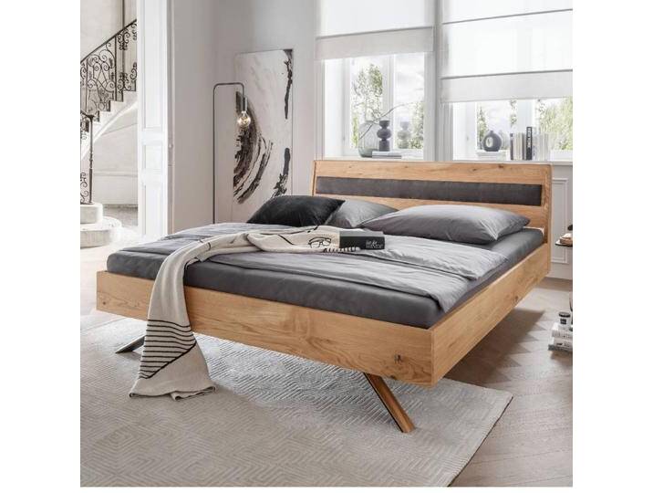 Massivholzbett Doppelbett in modernem Design mit Fußgestell aus Metall von Basilicana