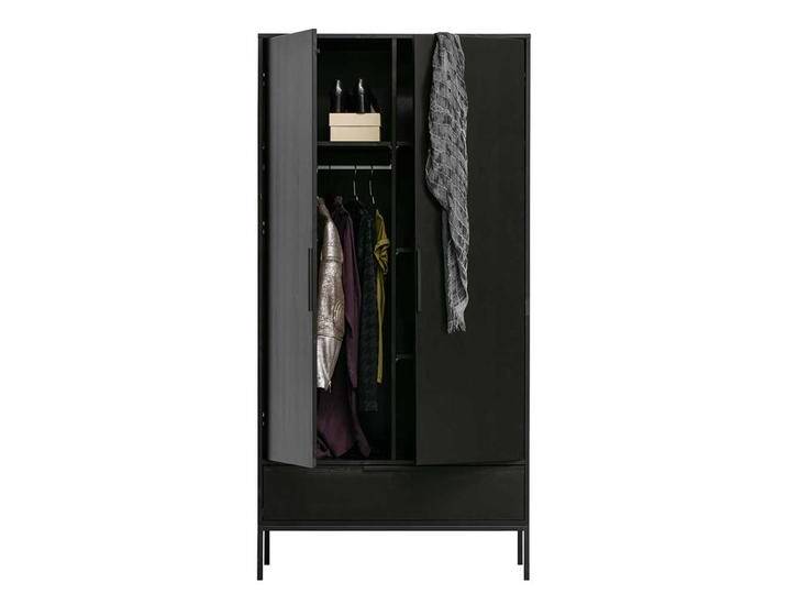 Massivholzkleiderschrank in Schwarz Kiefer Massivholzkleiderschrank in Schwarz Kiefer von Basilicana