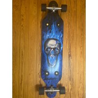 Longboard-Deckenlampe Brennender Totenkopf von Basteldennis