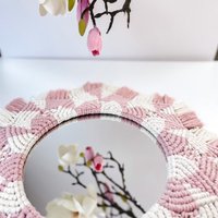 Spiegel Aus Makramee in Einem Verspielten Design Rosé Und Weiß Als Deko Für Tisch Wand /Mirror Macrame Spiegel Aus Makramee in Einem Verspielten Design Rosé Und Weiß Als Deko Für Tisch Wand /Mirror Macrame von Bastelstubn
