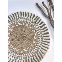 Zweifarbiger Untersetzer/Coaster Rund Aus Makramee Und Bast Für Eine Natürliche Holz-Deko Am Tisch von Bastelstubn