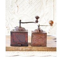 Sale - 2 Art Deco Kleine Metallkaffeemühlen Burgund Rustikal Und Industriell Sale - 2 Art Deco Kleine Metallkaffeemühlen Burgund Rustikal Und Industriell von BastideAntique