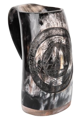 Battle-Merchant - Hochwertiger Wikinger Bierkrug aus Horn mit Holzboden und geschnitztem Motiv - Hornkrug graviert - Mittelalterlicher Met-Krug bis zu 850ml (Valknut Nr.1) von Battle-Merchant