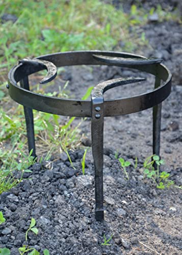 Battle-Merchant Pfannenknecht für Lagerfeuer / Dutch Oven | Handgeschmiedetes Mittelalter Dreibein | LARP Untersetzer für Feuer Kochstelle Outdoor | Pfannenrost Dreibein, Gestell für Pfanne, geschmiedet von Battle-Merchant