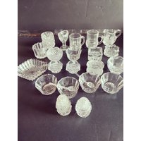 23-Teiliges Set Sammlung Von Vintage-Klarglas, Kristallsalzstreuern, Bestehend Aus Verschiedenen Formen Und Stilen von BaublesBowsToo