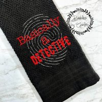 Grundsätzlich Ein Detektiv Küchenhandtuch | Witziges Handtuch Grundsätzlich Ein Detektiv Küchenhandtuch | Witziges Handtuch von BaublesByAshley